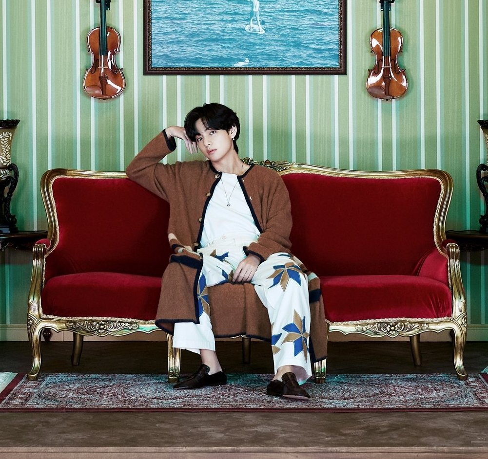 The couch Taehyung chose is baroque style. You can recognize the style by its flower ornaments and winged shape. It's a beautiful regal gold and red velvet, adding a luxurious accent to tie the room together. +