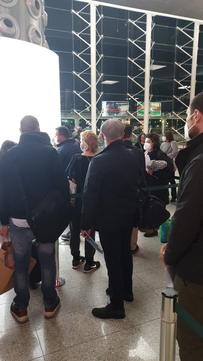 Garcitorena's tweet photo. Esempio di #distanziamentosociale all'#aeroporto di Catania https://t.co/BpidvHglpT