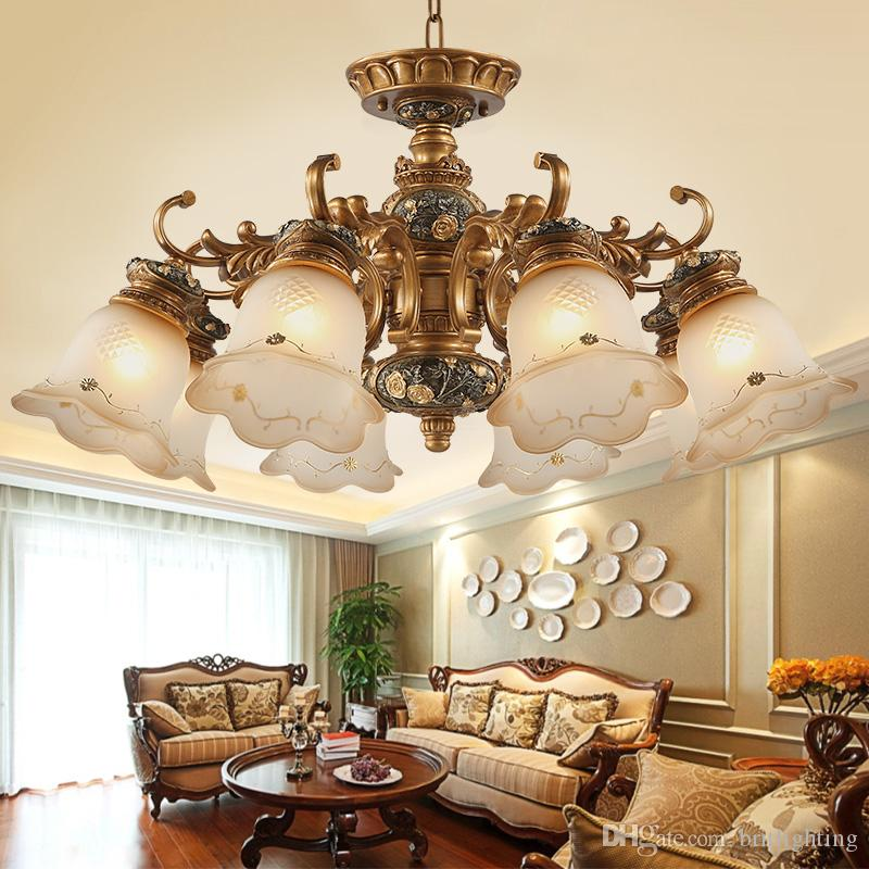 Even the chandelier chosen by Taehyung, although a classy piece, looks very rustic vintage, not like the extravagant usual French baroque pieces! It evokes simplicity and comfort while remaining sleek and classy: shabby chic. +