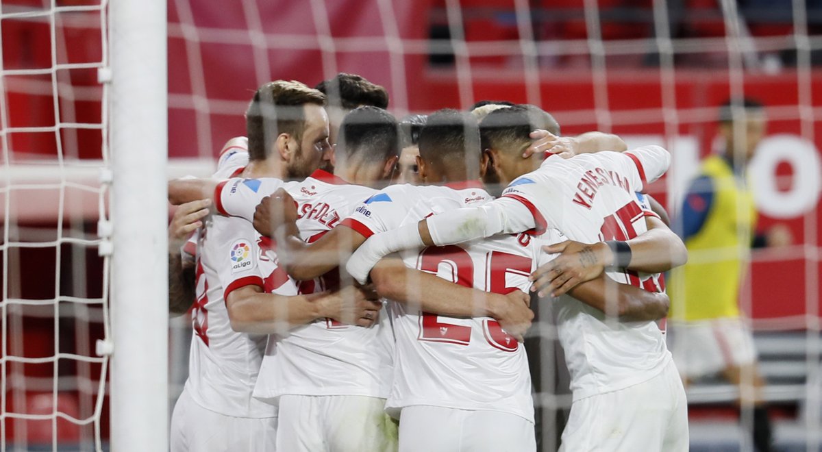 "𝘿𝙄𝘾𝙀𝙉 𝙌𝙐𝙀 𝙉𝙐𝙉𝘾𝘼 𝙎𝙀 𝙍𝙄𝙉𝘿𝙀"

😍 <a href="/SevillaFC/">Sevilla Fútbol Club</a> 😍

#LaLigaSantander 
#HayQueVivirla