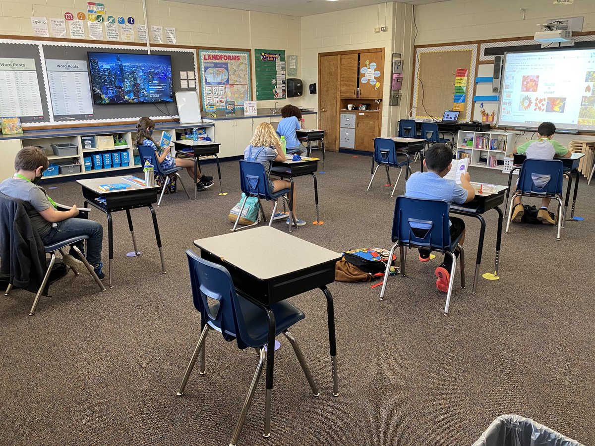 D69Armstrong5th's tweet photo. First Day Back!! ❤️ Getting to know our routines and picking out books! https://t.co/Yrzlh3dfo3