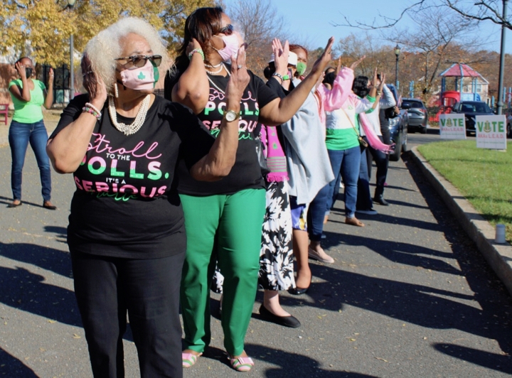 hocrealty's tweet photo. Cheryl Pegues led her sisters in a victory line dance for fellow soror Kamala Harris Sunday to celebrate reaching a milestone she could barely have imagined while growing up in the Jim Crow South. https://t.co/NIf7MDLxIm
@newhavenindy #CommunityStrong #NewHavenStrong https://t.co/u1PV8beuBE