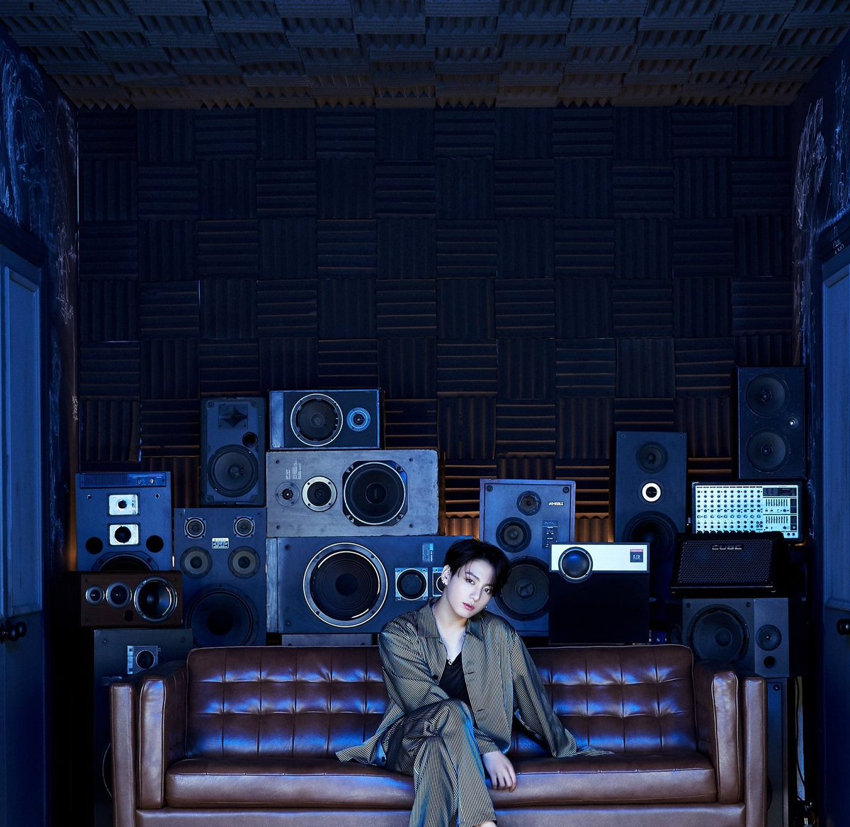 One of the signatures of the industrial style is the use of reclaimed machinery as decor. Jungkook's stacks of speakers behind him are a prime example of that element. A popular item used is particularly gears or clocks, merging the steampunk style with modern furniture. +