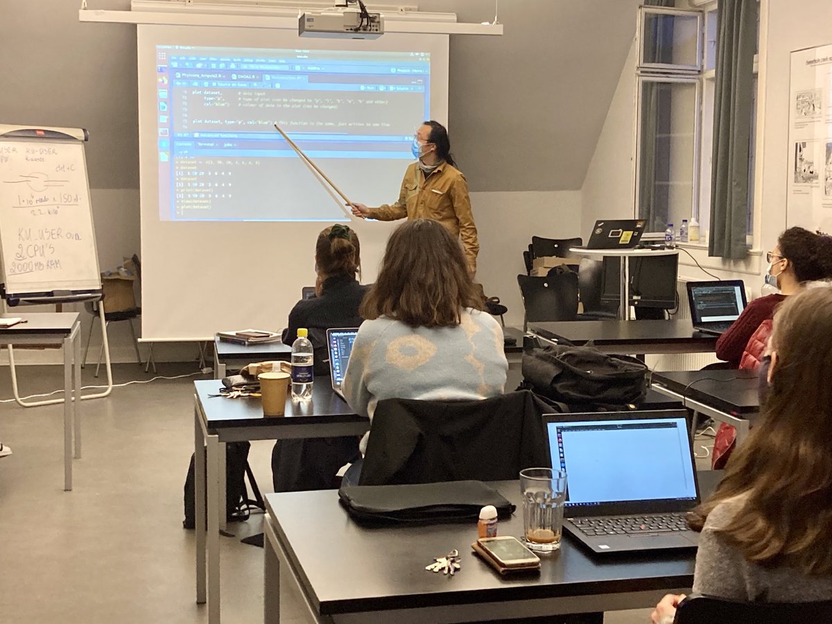 EgleKud's tweet image. Even if with 😷 we are excited to still be able to teach in a classroom at our #bioinformaticsformicrobiology #PHDcourse. Here Steffen @strikkedrengen gives an introduction to #R