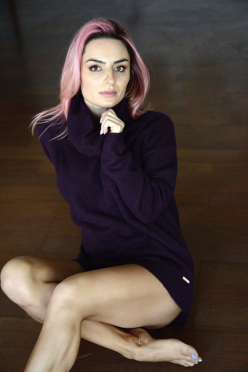 natashajanej's tweet photo. It’s officially sweater season!! The temperature dropped 35° over the weekend here in LA... Burrrrrr 💨 get your cozy sweaters on and get comfy ! 💜 
#sweaterweather #natashajanejulian #njj #coldinla #pinkhair #indieartist #womeninmusic #altpop #indiemusic #artistpop https://t.co/v96aJ8uwxJ