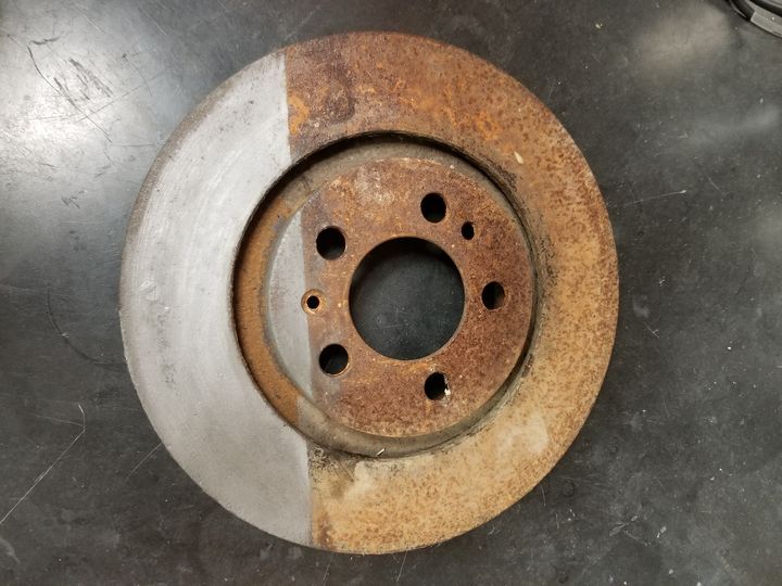 Check out the progress on this rotor! An overnight soak of one side in #MetalRescue Rust Remover BATH and it looks as good as new. 😍 

Time to soak the other side and get to work!

#automotiverestoration #projectcar #rust #rusty #restoration #mechanic #toolbox #workshop