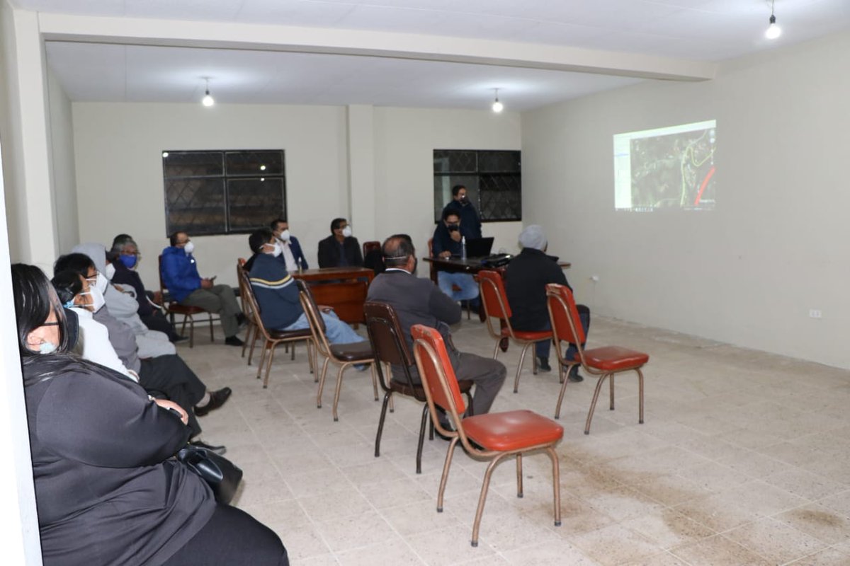 Subz6M's tweet photo. Esta noche, con la presencia de @josejaramillovi, gobernador del #Azuay, especialistas de la Subsecretaría Zonal 6 expusieron detalles del proyecto Nuevo Acceso Sur a #Cuenca, ante moradores de Zhucay. 
Una comunidad informada es un paso más para consolidar y encaminar esta obra. https://t.co/6Bd9vbYnsG