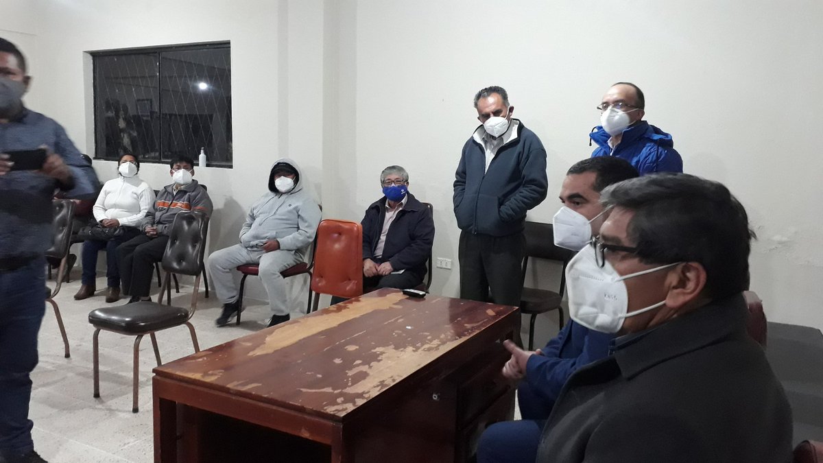 Subz6M's tweet photo. Esta noche, con la presencia de @josejaramillovi, gobernador del #Azuay, especialistas de la Subsecretaría Zonal 6 expusieron detalles del proyecto Nuevo Acceso Sur a #Cuenca, ante moradores de Zhucay. 
Una comunidad informada es un paso más para consolidar y encaminar esta obra. https://t.co/6Bd9vbYnsG