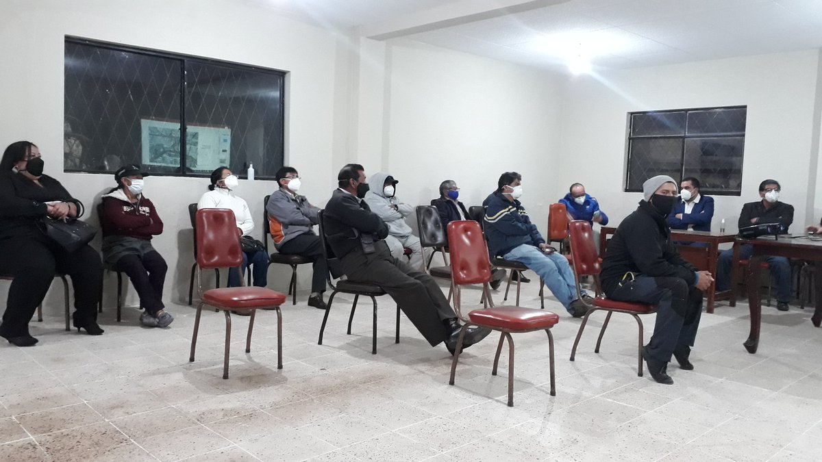 Subz6M's tweet photo. Esta noche, con la presencia de @josejaramillovi, gobernador del #Azuay, especialistas de la Subsecretaría Zonal 6 expusieron detalles del proyecto Nuevo Acceso Sur a #Cuenca, ante moradores de Zhucay. 
Una comunidad informada es un paso más para consolidar y encaminar esta obra. https://t.co/6Bd9vbYnsG