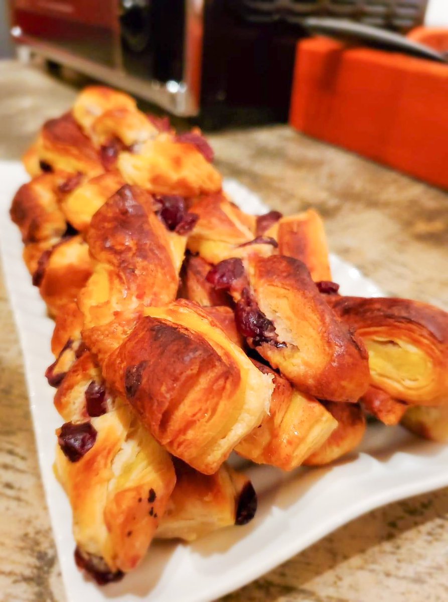 GPOguam's tweet photo. French buttery goodies are fresh out of the oven just for you!

Grab some for work, home, or for a on-the-go treat today!

Port of Mocha is open 7am - 7pm .

#guampremieroutlets #gpoguam #guam #GPOeats #guamfood #portofmochaguam https://t.co/fQatvxqBxe