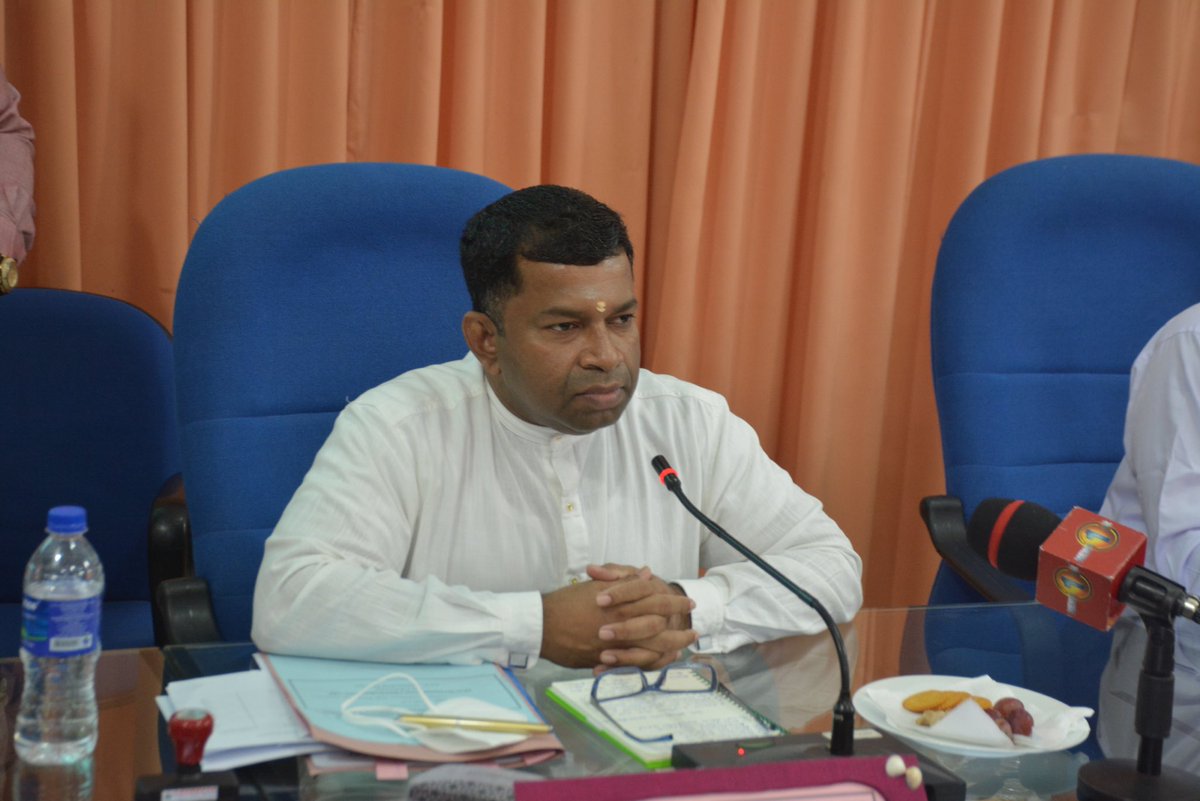 GYahampath's tweet photo. මඩකලපුව දිස්ත්‍රික් සම්බන්ධීකරණ කරන කමිටු රැස්වීම පසුගියදා නැගෙනහිර පළාත් ආණ්ඩුකාර අනුරාධා යහම්පත් මහත්මියගේ සහ පාර්ලිමේන්තු මන්ත්‍රී ශිවනේෂතුරෙයි චන්ද්‍රකාන්තන් මහතාගේ සම සභාපතිත්වයෙන් යුතුව මඩකලපුව දිස්ත්‍රික් ලේකම් කාර්යාලයේදී පැවැත්විණි. https://t.co/kNlXAzuZR2