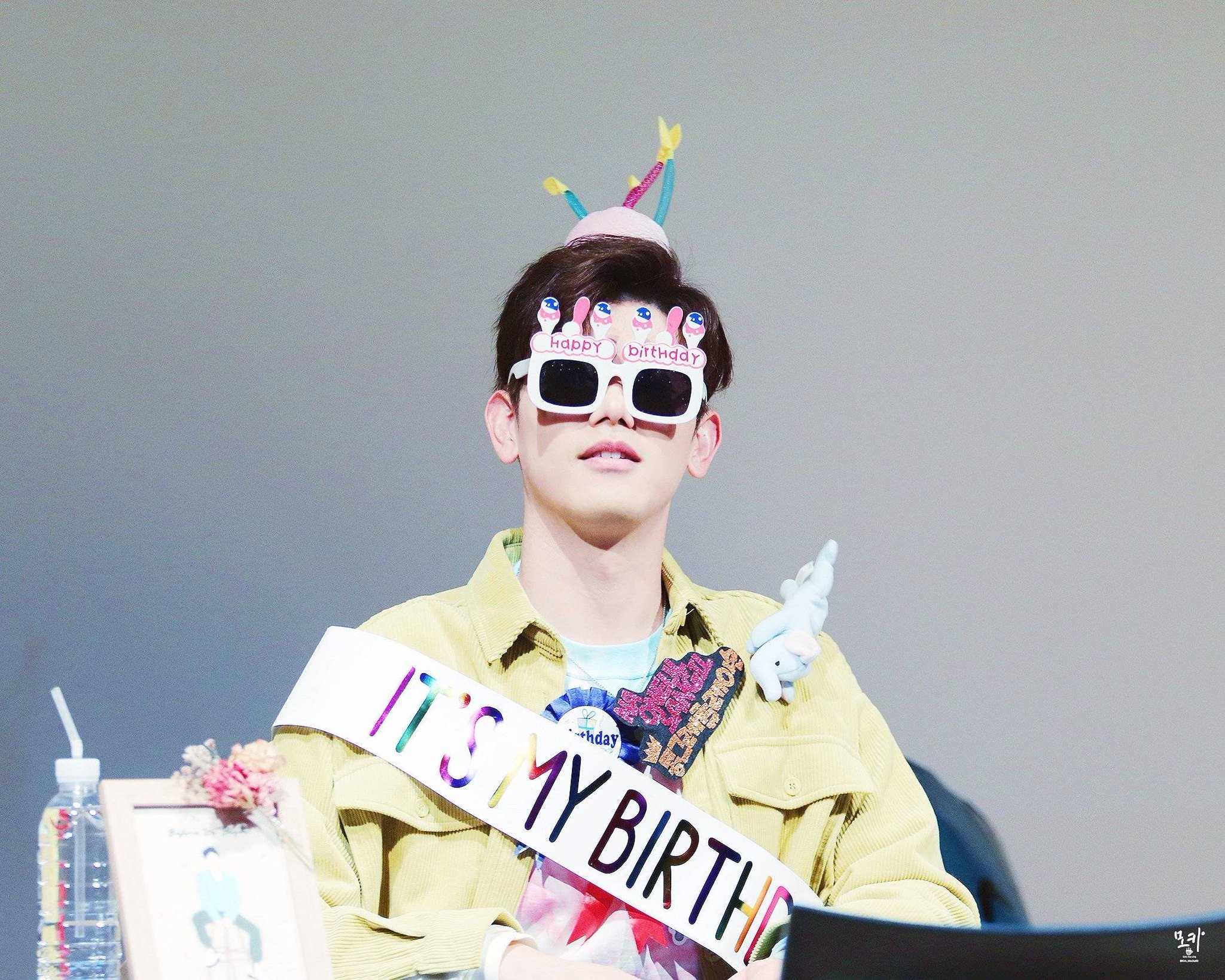  Eric Nam is the king of  sexy body roll lol
happy birthday to you again 