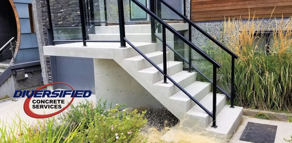 DiversifiedCon's tweet photo. When wood steps turn into concrete steps! 

The massive 2′ thick structural wall was built first to hold the cantilevered concrete steps to be poured later. Piles and footings were poured monolithically at the same time with rebar connecting those elements.
 #yyc #dcs https://t.co/amGRGN6wvA