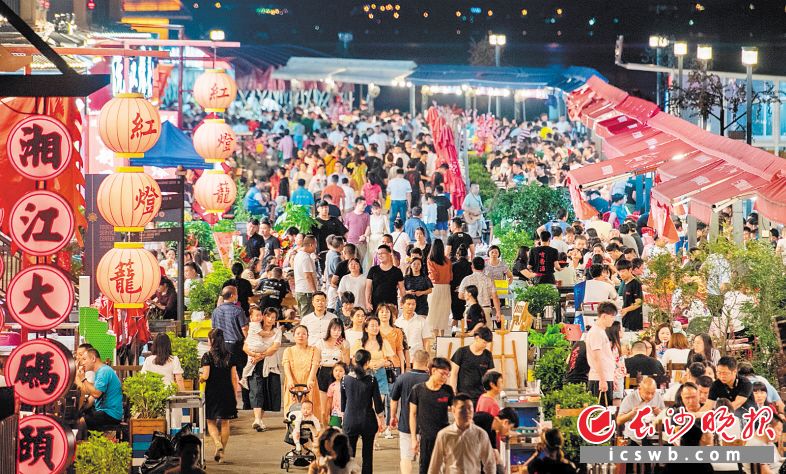 ChangshaCity's tweet photo. #100Scenes of Changsha
Standing the pretty European buildings and owning wonderful night-scene, Xiangjiang Fishmen's Wharf represents new style of #Changsha in entertainment and becomes another "Heaven on earth" for Changsha citizens to enjoy delicacy. #pictures https://t.co/zfYVOOis1S