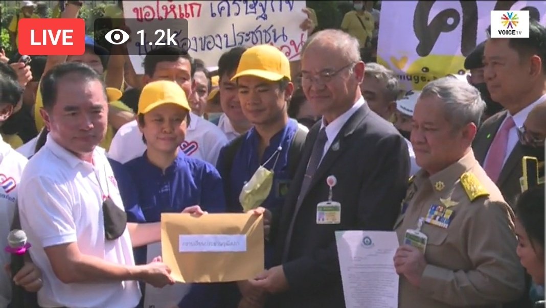  #Thailand royalists/yellow shirts gather, submitted letter to senate at parliament house to remind them of their job to protect the  #constitution. They accuse the anti-government protesters of wanting to change the constitution to reduce the power/role of  #monarchy  #ม็อบ17พฤศจิกา