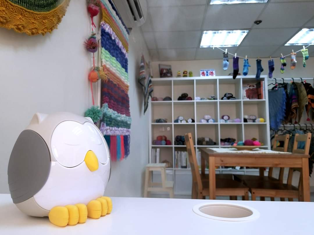 朋友今日黎，仲帶埋新員工黎比我! 🦉
不過呢位員工好似好鍾意瞓覺 😂

今日工作室開放至 7:00 pm

有書有冷，交功課、問功課歡迎過黎搵我 😁

......................................
編織課。毛冷。書藉
PM 或 Whatsapp : 6504 9591 查詢
👉🏻 wa.me/8526504959

⏰上課時間彈性，港島區上課。