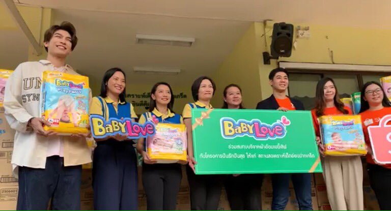 MewGlobalGroup's tweet photo. 📢Who else also watching this live? 🤗
📌Trending Now: #เบบี้เลิฟปันรักปันสุขไปกับพี่มิว
📌The Best Role Model Is You, @MSuppasit ! 
📌Baby Love Shares Love and Happiness With Mew
#Mewlions #MewSuppasit #MewSuppasitStudio #MewSchedule #MewGlobalGroup #หวานใจมิวกลัฟ https://t.co/1BYWVdCbIz
