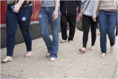 BarefootPeace's tweet image. Walking #barefoot outside is therapeutic: "Walking barefoot outside tends to make you to walk better than you usually walk ... but the greatest benefit might be giving yourself a general #reflexology session each and every time you walk barefoot outside." corewalking.com/walking-barefo…