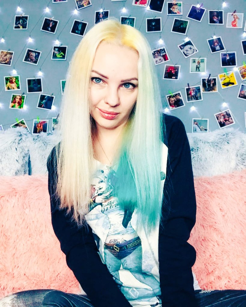 plharleyquinn's tweet photo. "It’s my birthday ☺️💖💙 I turned 33" 😅

#birthday #birthdaygirl #plharleyquinn #HarleyQuinn #cosplayergirl https://t.co/xpXdM1ucIw