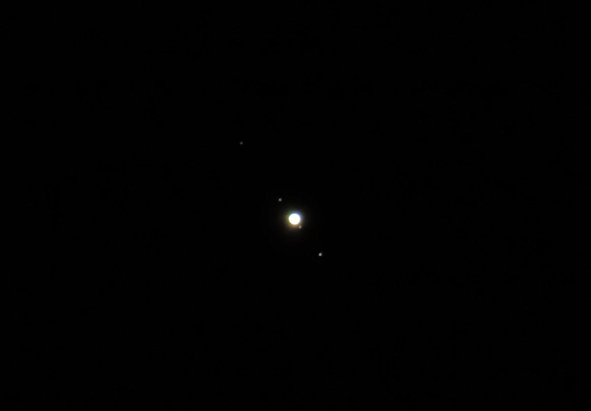 TalamantesNayel's tweet photo. El paso de la Estación Espacial Internacional 🛰️ sobre #GuerreroNegroBCS En una foto de larga exposición, también se aprecia la vía láctea ( tomada con el celular ) 
*Júpiter y sus 4 lunas🔭
*Saturno 🪐 https://t.co/nnwUirfHJo
