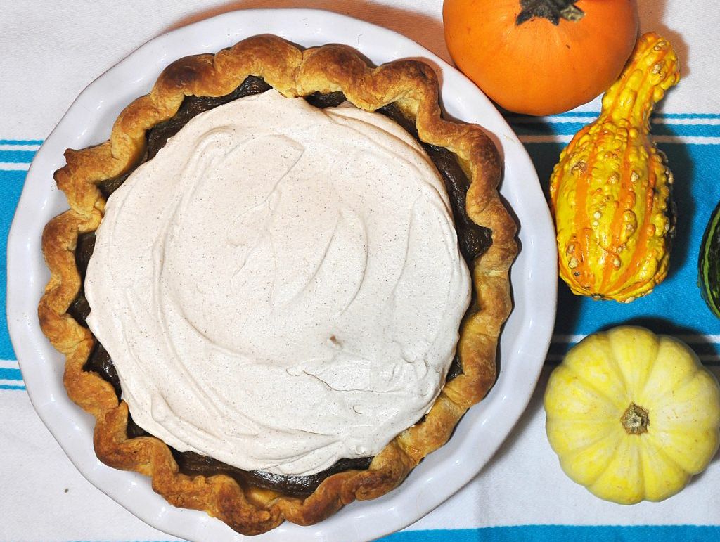 SeattleFarmMkts's tweet photo. Holiday feasts don't have to break the bank, especially #dessert. No one knows this better than @leelb, author of #GoodandCheap. Check out Leanne's magic pumpkin pie recipe, then make a plan to visit your nearest farmers market to shop ingredients! https://t.co/VUAQYhl8pB https://t.co/4Pxg5GswT7