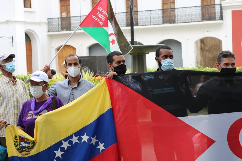 ISB_VE's tweet photo. Movimientos sociales de Venezuela se congregaron hoy, en el centro de Caracas, para expresar su solidaridad con la causa del pueblo saharaui, en este difícil momento de una nueva agresión de fuerzas marroquíes. 

🇪🇭Porque, para nosotros, la causa saharaui es causa bolivariana. https://t.co/mKjl5aj3Vi