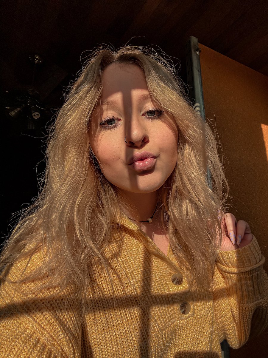 GoodnightMaddie's tweet photo. my 2020 power move: curtain bangs <3 https://t.co/eXXE7dq3WO