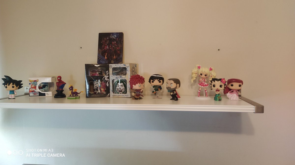 chica_gamer_27's tweet photo. Me encanta mi estantería friki 😍🤭 poco a poco irá a más jiji
Casi todo es gracias a mi tienda de confianza @ElReinoFriki ♥️
Que os la recomiendo 100% ^^
#friki #funcos #funcopop https://t.co/AQFyM15hjz