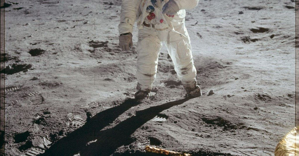 Человек который впервые оказался на поверхности луны