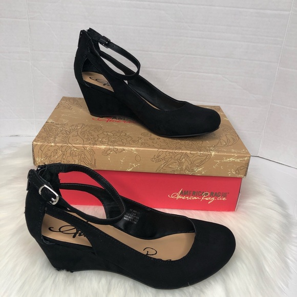 janell_lashley's tweet photo. So good I had to share! Check out all the items I'm loving on @Poshmarkapp #poshmark #fashion #style #shopmycloset #americanrag: https://t.co/1NIIZxwST0 https://t.co/I7tjHFsHJB