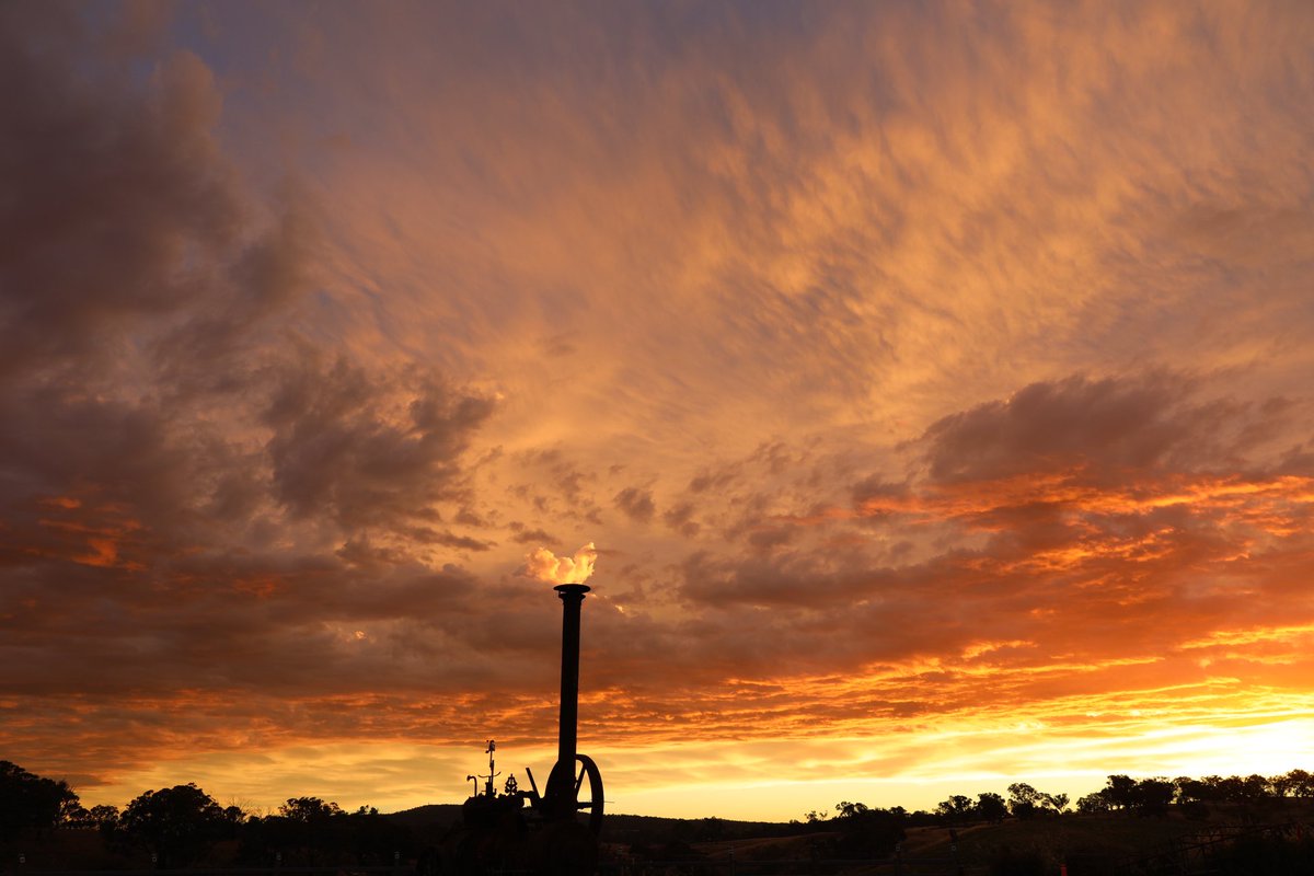 rwallace67's tweet photo. Last nights #sunset from the #henge was stunning #StormHour #ThePhotoHour https://t.co/En0KDJSvSU