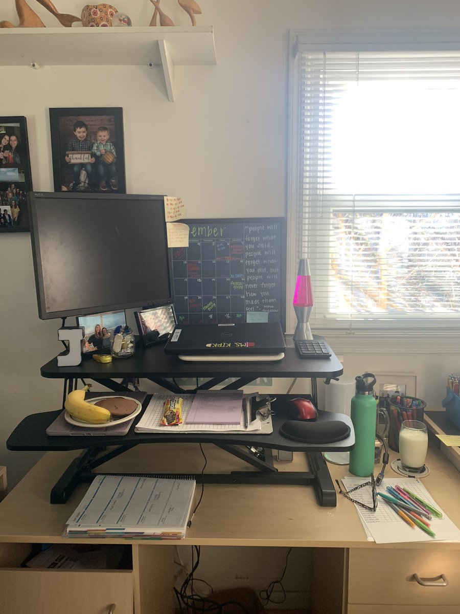 OBSESSED with my new desk set up 😍