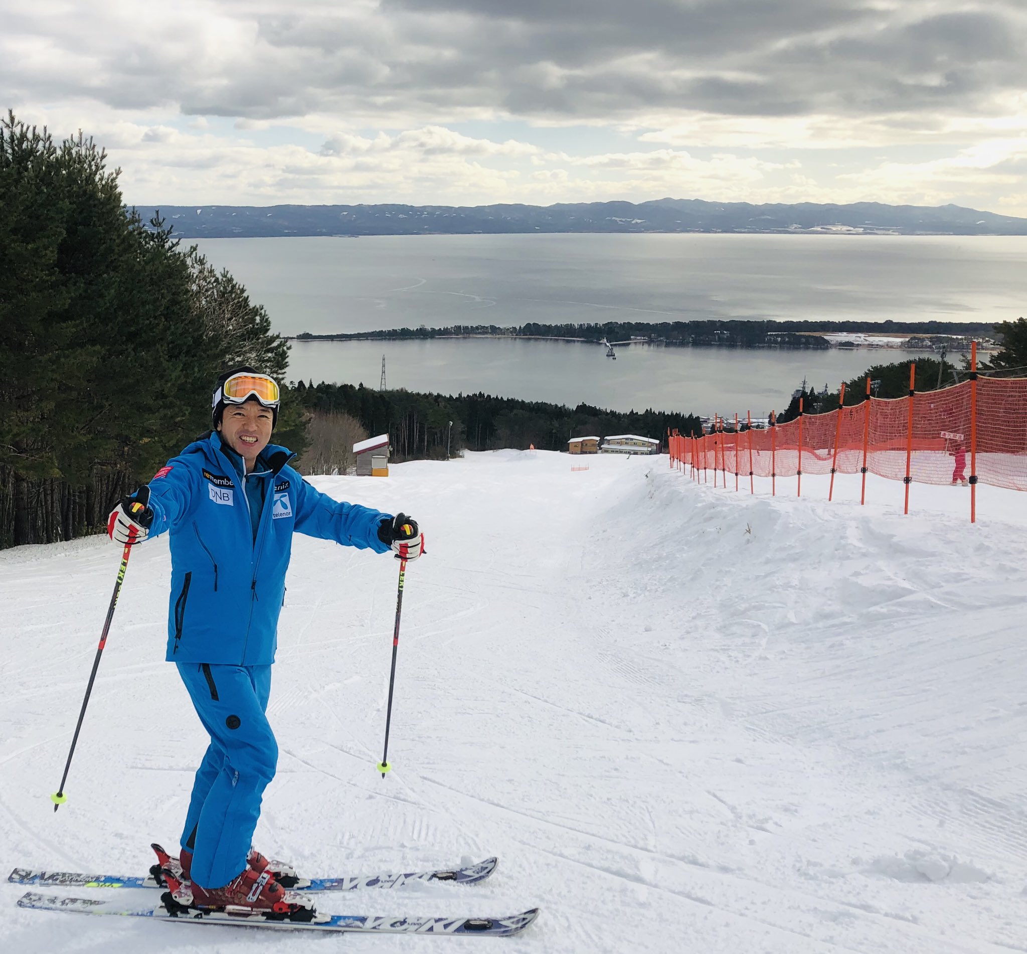 むつ市長公式ツイッター Pa Twitter おはようございます むつ市スキー協会様からご寄付がありました 釜臥山スキー 場ステッカーの販売収益とのことです もちろん雪次第ですが 今年のスキー場のオープンは 12月19日 土 の予定です スキーヤーの1人として