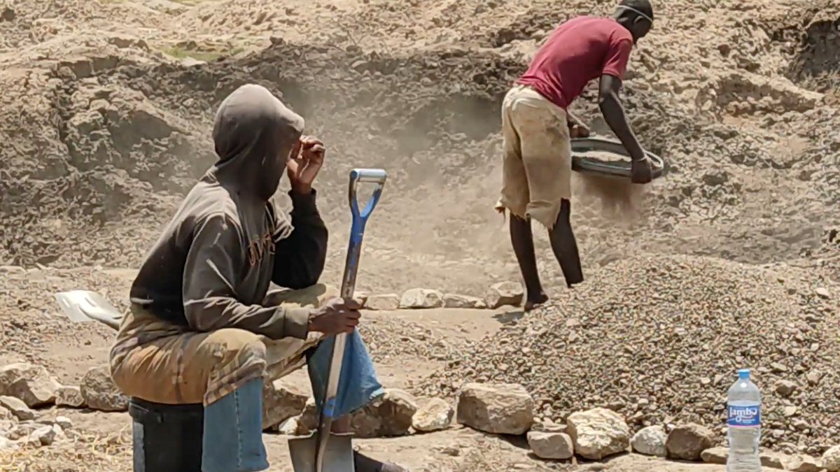 . @Petra_Diamonds treats artisanal miners as “illegal”. The area around Williamson Mine ranks as one of Tanzania’s poorest with high levels of hunger & malnutrition. Profiting from local resources, denying local people access, and treating them as illegal is no way forward.