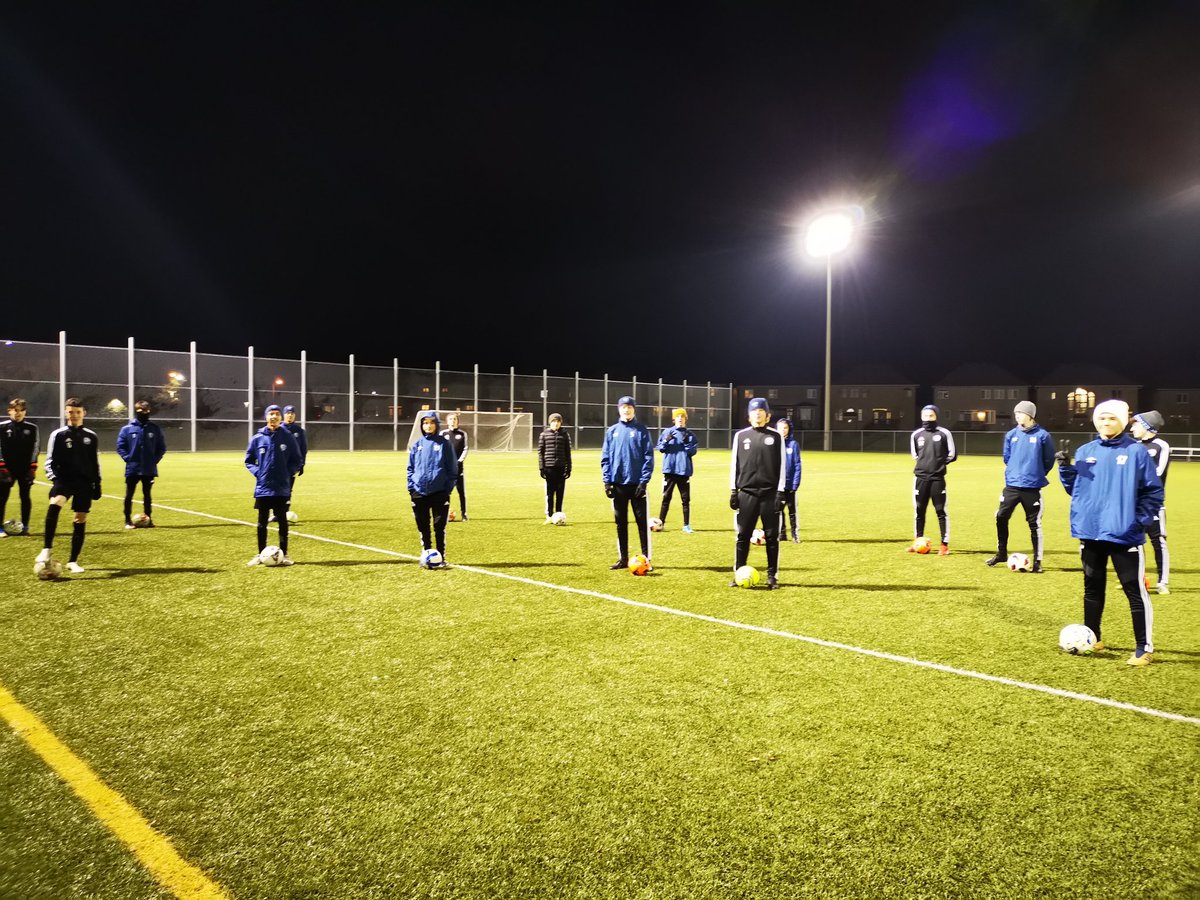 MrJulioGarcia's tweet photo. These boys are always ready for the game regardless of the weather 🥶
@2006Burlington 🤜⚽🇨🇦
#nightpractices
#coldnovember #SocialDistancing https://t.co/dwPlTSmRzb