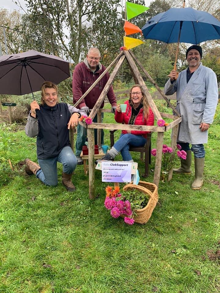 SocialeMoestuin's tweet photo. Op deze dag nog een keer onze raboclubsupport foto !!
We hopen dat de rabobank en onze volgers net zo enrhousiast over de foto’s zijn als wij!! 😃👍
Graag delen en liken met de hashtag #clubsupportLM
#socialemoestuin #sliedrecht
#vrijwilligers #wedoenhetsamen #lokaal https://t.co/n6rlBohVip