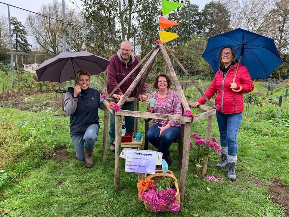 SocialeMoestuin's tweet photo. Op deze dag nog een keer onze raboclubsupport foto !!
We hopen dat de rabobank en onze volgers net zo enrhousiast over de foto’s zijn als wij!! 😃👍
Graag delen en liken met de hashtag #clubsupportLM
#socialemoestuin #sliedrecht
#vrijwilligers #wedoenhetsamen #lokaal https://t.co/n6rlBohVip