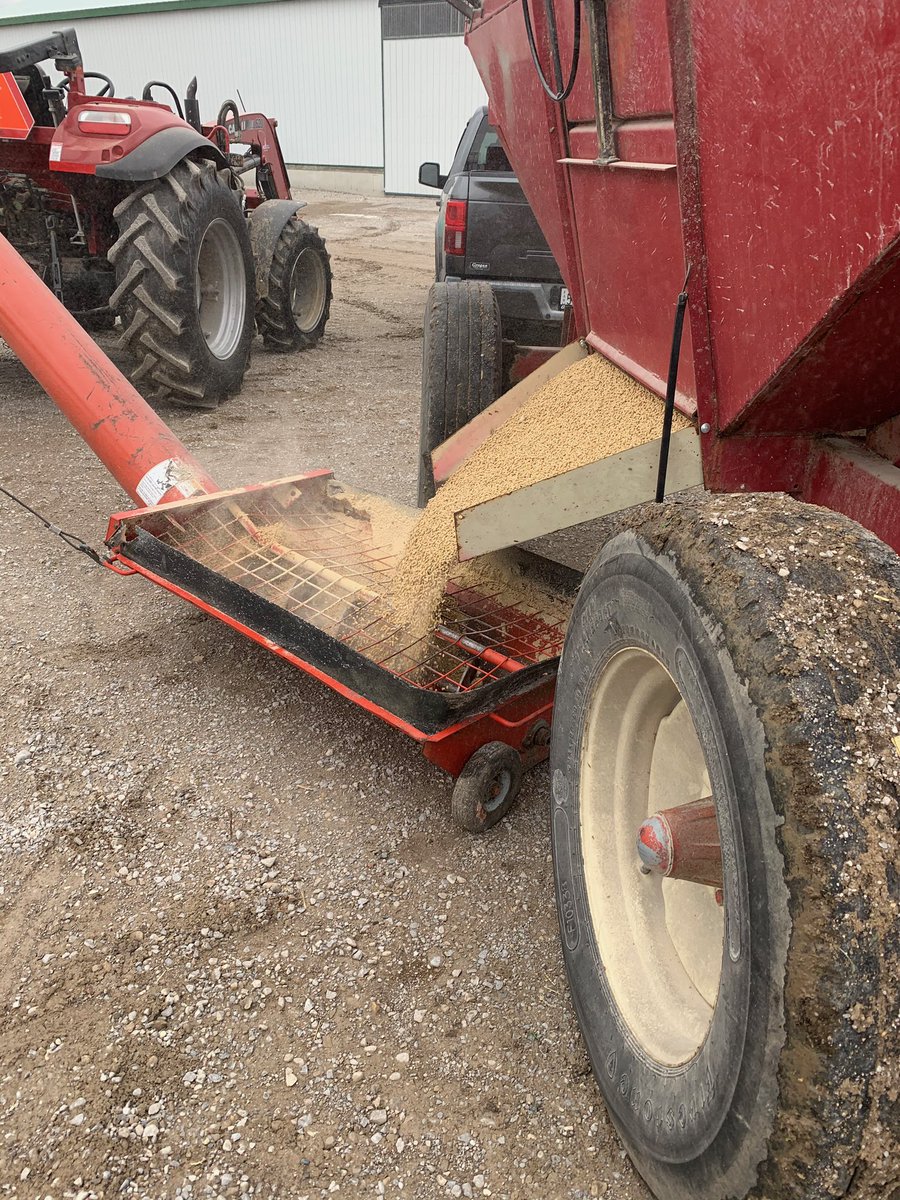 HDCFeed's tweet photo. Windstorm power outage Part II: This is the 2020 version of an auger delivery. #Beyondfeed #alwayscreative #wefindsolutions https://t.co/G90wXJeEqC