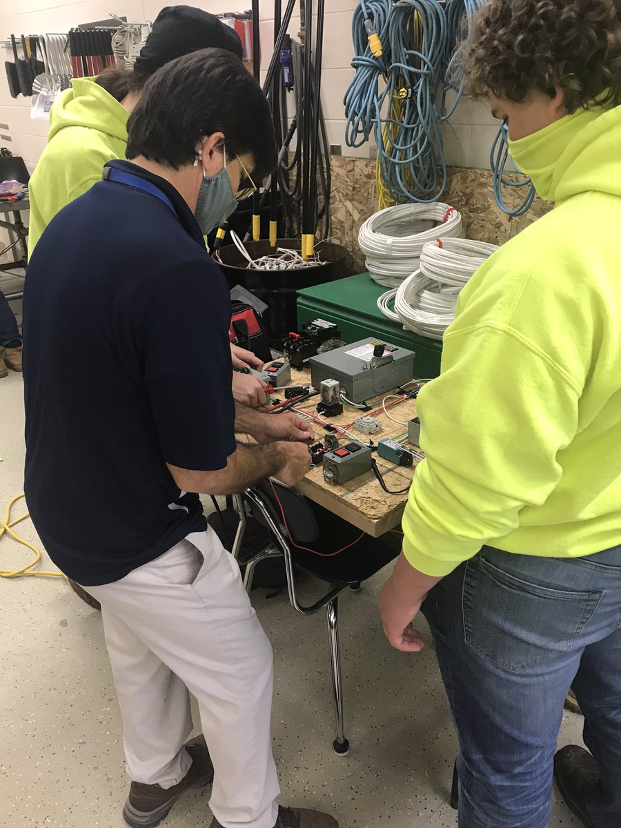 EHOVEelc's tweet photo. Learning motor controls in ELC #EHOVE #EHOVEvips https://t.co/OpPQE6DoYI