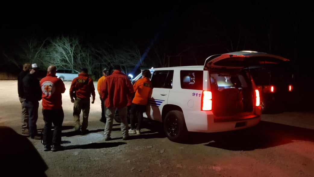 LoriFullbright's tweet photo. Search and rescue effort happening now in Rogers County off Highway 88, north of Claremore on the Will Rogers Horse Trails. Mother &amp; son out riding and got lost and it got dark &amp; her cell  phone battery was under 20%. We have a crew there. @NewsOn6 https://t.co/VO4QOSdtgR