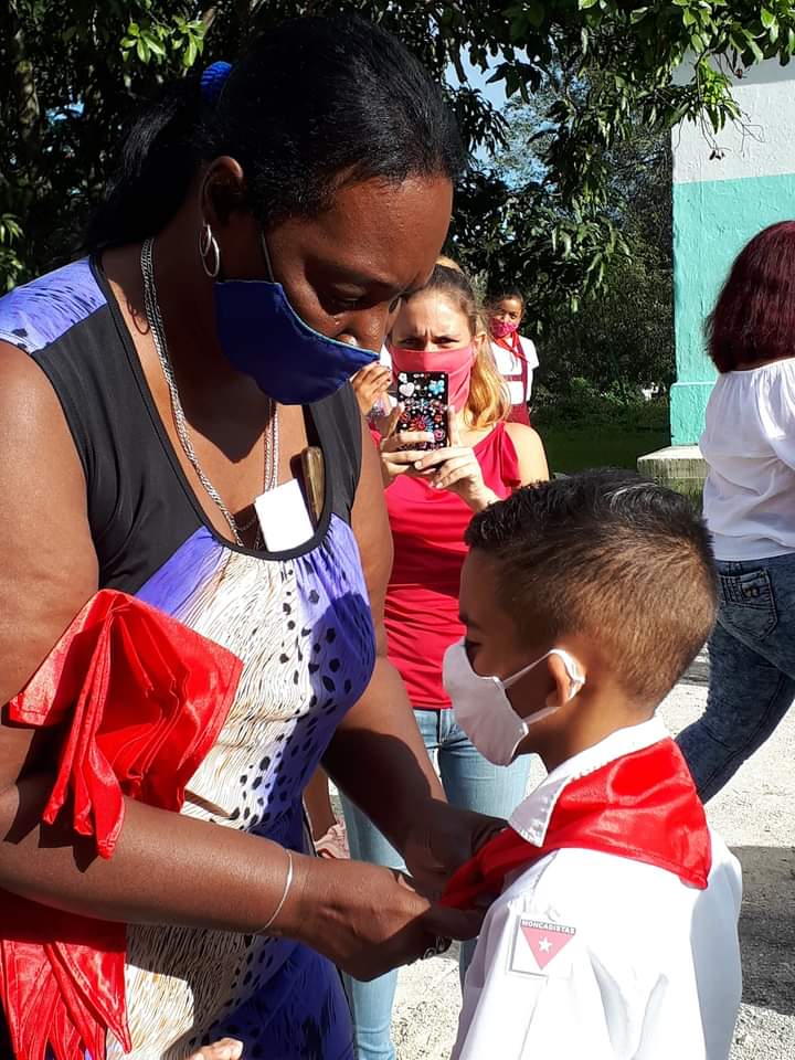 DGulbone's tweet photo. Cambio de atributo a  los pioneros de 3er grado en La Habana. Muchísimas felicidades. #ConUnaNuevaSonrisa
#CubaMined @CubaMined https://t.co/0GLU1Ngccn