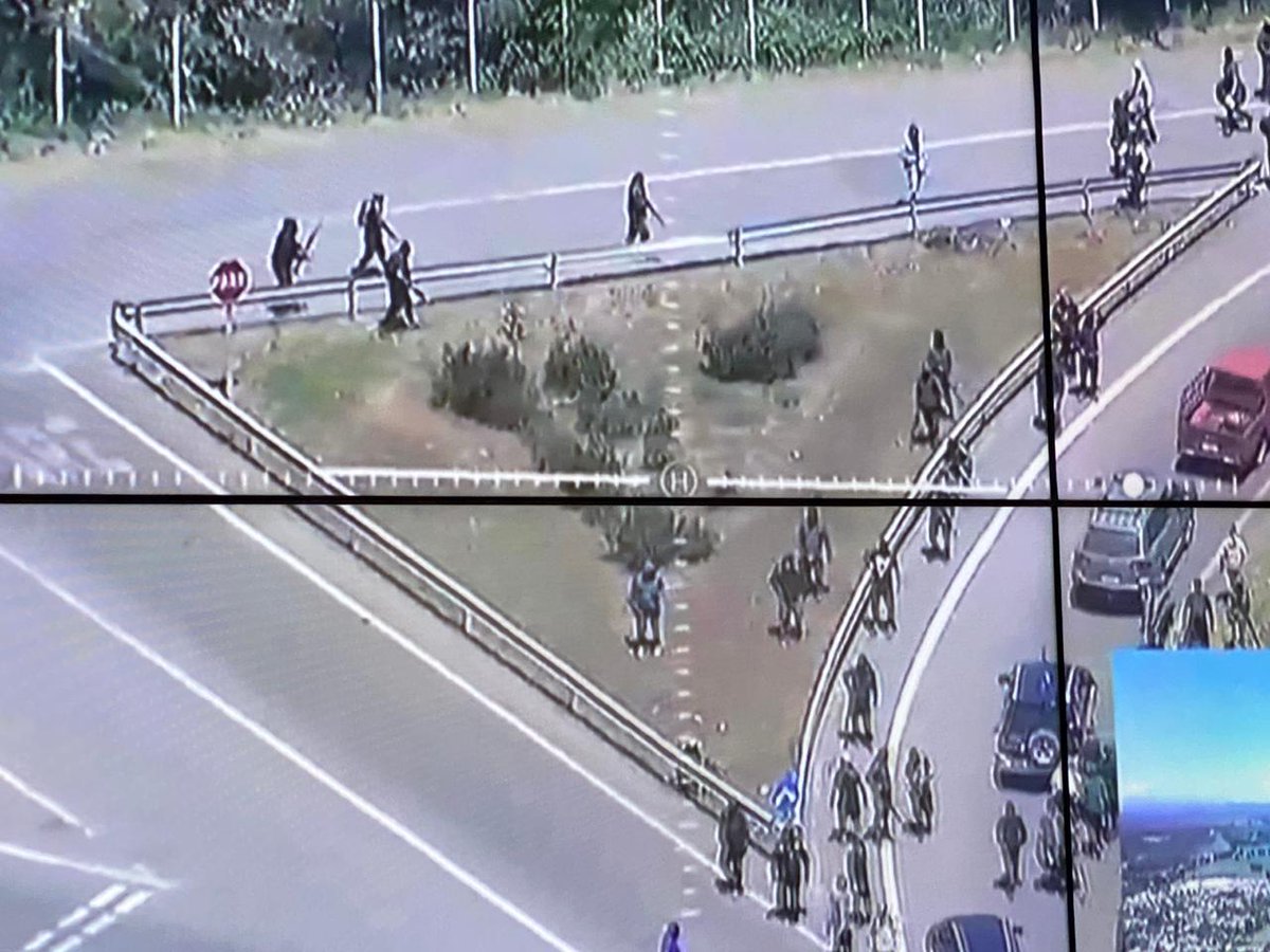 FISCALIA_IX's tweet photo. 🔴 Fiscal Enrique Vásquez confirmó detención por @PDI_Araucania de sujeto (25) con domicilio en Temucuicui, por homicidio frustrado a Carabineros, porte de arma y disparos en la ruta 5 Sur, a la altura de Collico, en el contexto de marcha realizada el sábado https://t.co/srMIfsdnLh