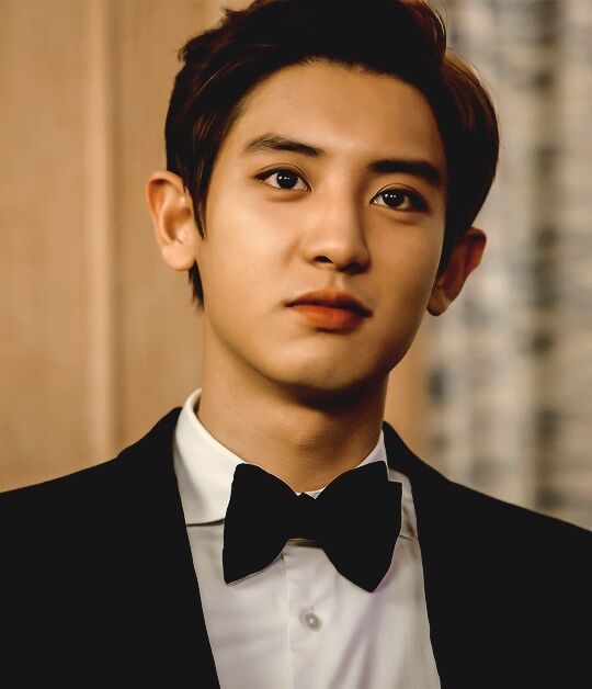 Nimsshi's tweet photo. El día de su boda el actor Park ChanYeol salva a un niño de ser atropellado a dos cuadras de la iglesia. Cuando ChanYeol lo mira bien, se sorprende al notar el gran parecido que tiene con él.

El padre del pequeño llega enseguida. Byun BaekHyun, su ex pareja. https://t.co/2hMuu6PlWm
