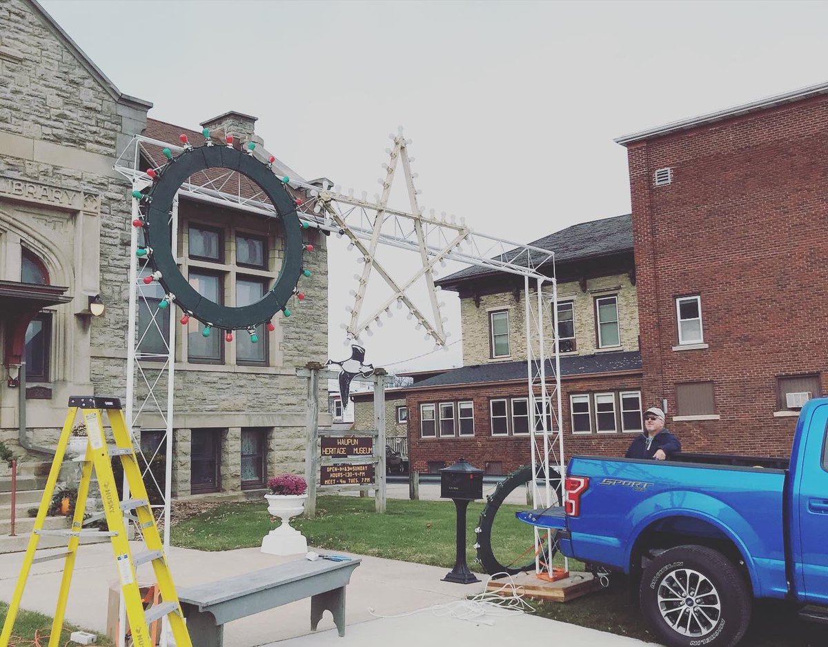 WaupunHistory's tweet photo. For the first time since 1978, the star and wreaths are bringing some vintage holiday spirit to the streets of Waupun! https://t.co/icBaISz4MN