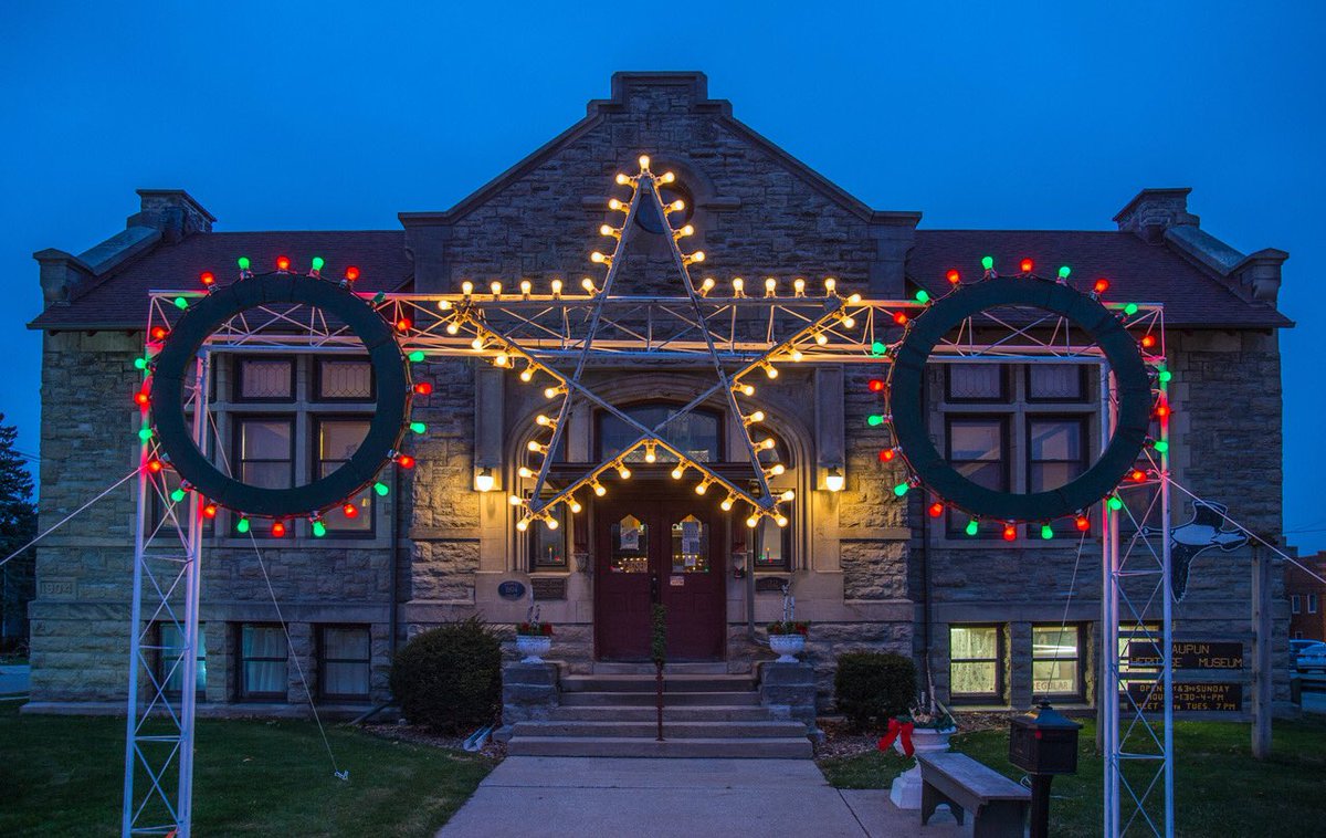WaupunHistory's tweet photo. For the first time since 1978, the star and wreaths are bringing some vintage holiday spirit to the streets of Waupun! https://t.co/icBaISz4MN