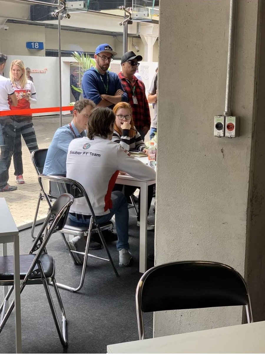 DehFlowers's tweet photo. PARA TUDO! Tem dois anos que eu estive no #GPBR, na @alfaromeoracing em uma coletiva com o @Anto_Giovinazzi 😱
#F1noBP #F1 #Formula1 https://t.co/P43KTgUiIt