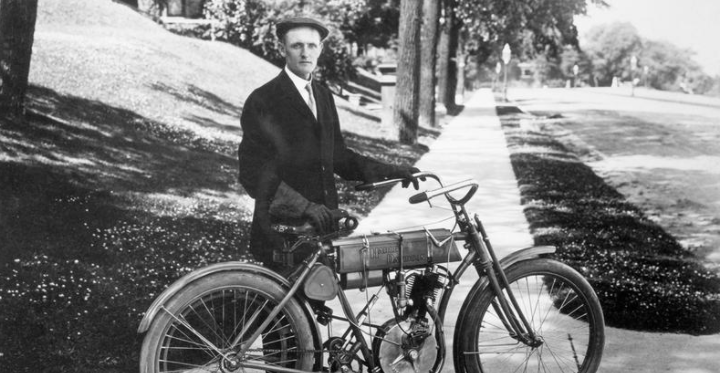 5) An engine inside a bicycle?This was new technology drew up by William S. Harley in 1903.Despite the doubts, William and his brother constructed the first Harley Davidson motorcycle in a little Wisconsin shed.Today the company has over 1,500 dealerships worldwide.