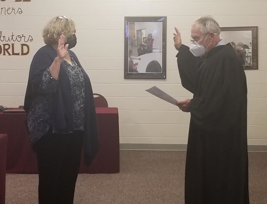 DSISD's tweet photo. Trustees Ron Jones &amp; Barbara Stroud were sworn in for new terms on the DSISD Board by JP John Burns. Ms. Stroud was elected board president, Dr. Mary Jane Hetrick was chosen to continue as vice president, and Shannon O’Connor was selected to continue as secretary. #iamDSISD https://t.co/jj3KPNQsWJ