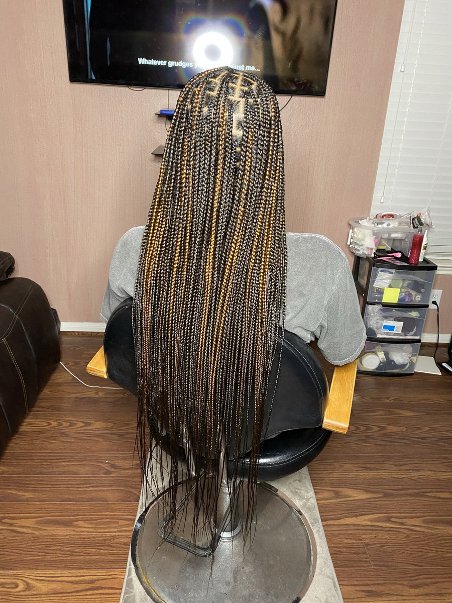 kaayd0ll_'s tweet photo. Small Knotless Braids 🦋 Book with me 💋 @ KaaySlayedYou on IG #pvamu #txsu #houstonbraids #houstonknotlessbraids #houstonboxbraids https://t.co/Y8HORuahf9