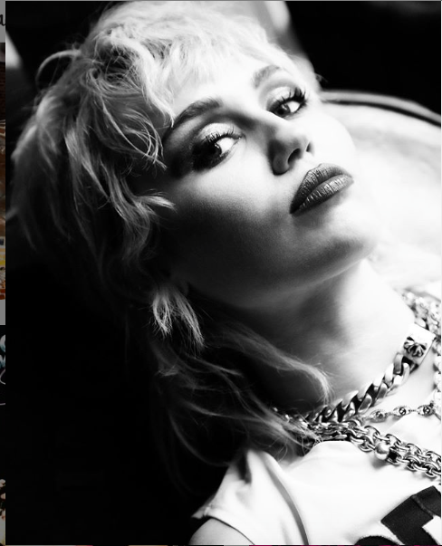 WORLDMUSICAWARD's tweet photo. #MileyCryrus shares 2 more gorgeous teaser pics of her hugely awaited Album #PlasticHearts, dropping November 27, after unveiling 2 new alternative album covers!👩🎤 📸✨💿💥2️⃣7️⃣👅☠️🔥👑💖
https://t.co/mPgutkiIel https://t.co/NW0h0azFeJ